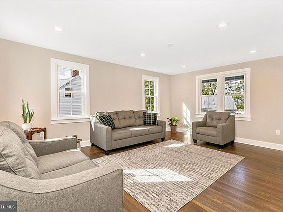 Living room, large, yet cozy and inviting