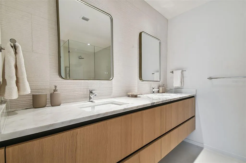 3 bed, 3.0 bath, 1847 sqft, $8,500 — Photo 2