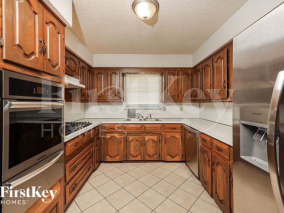 5th image of 818 Madrid Dr