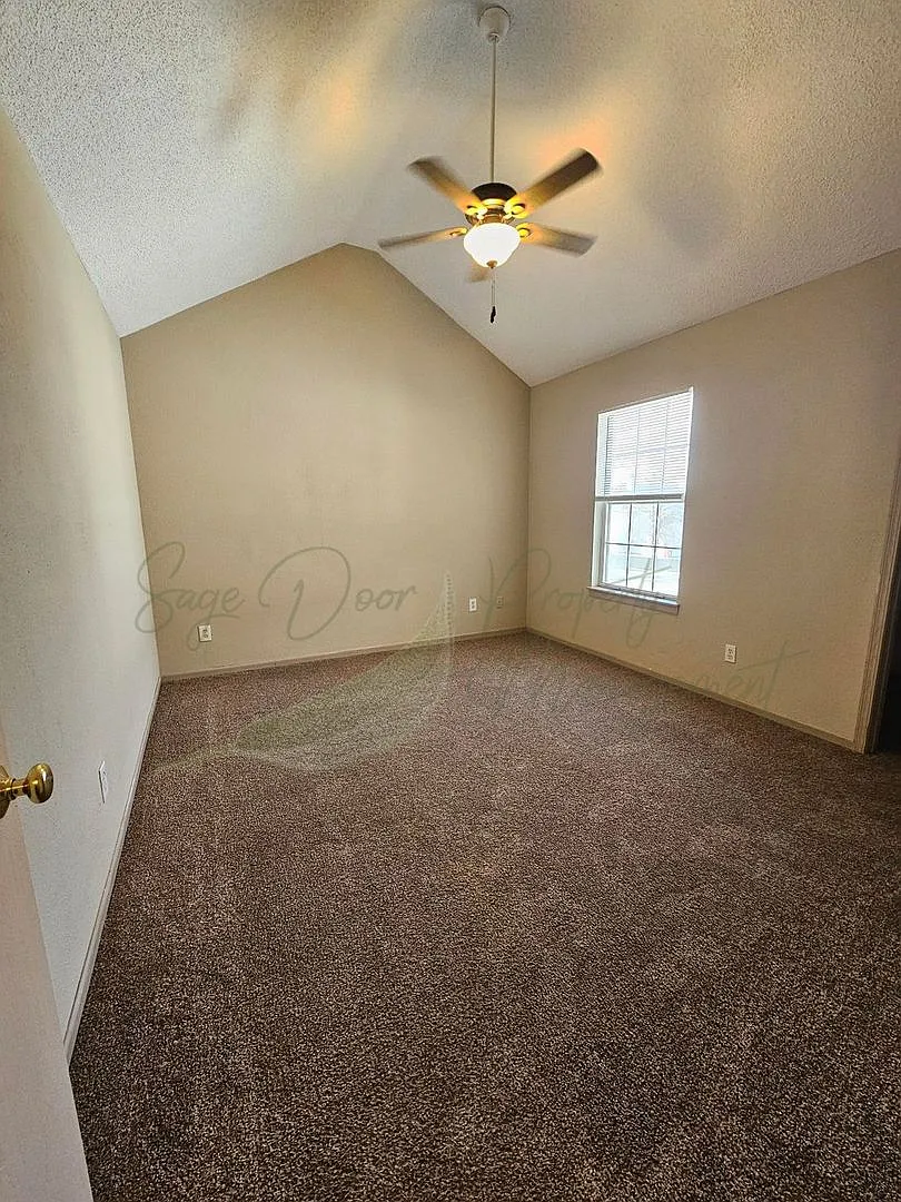 107 NE Sunshine Street — Photo 3