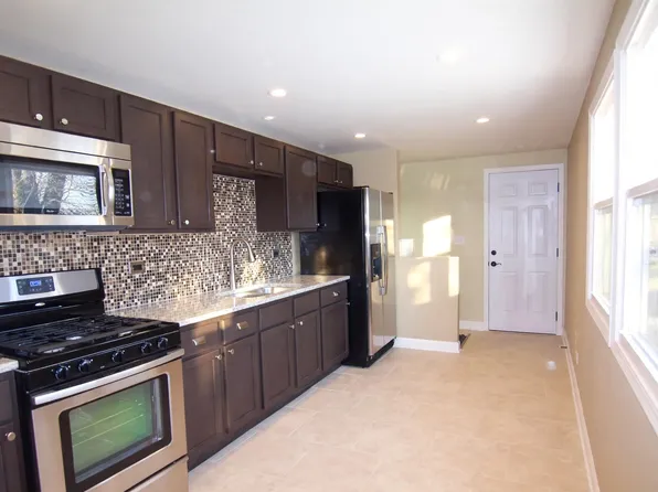 108 Pueblo Rd, Carpentersville, IL 60110