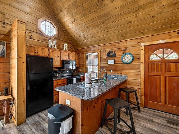 5th image of 745 Ski View Ln