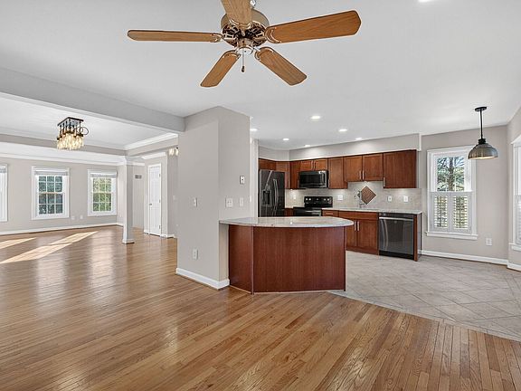 4th image of 8110 Meadow Springs Ct