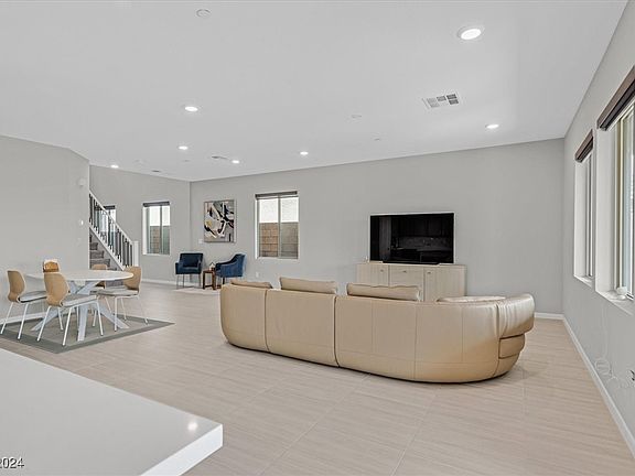 3rd image of 12113 Arrebol Ave