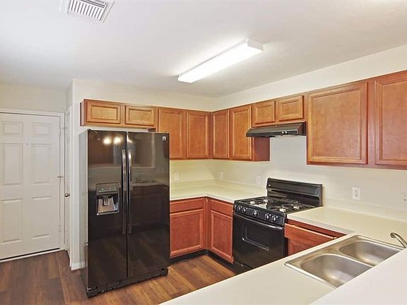 4th image of 6321 Mountain Pines Ln