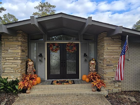 4th image of 204 Deerwood Cir
