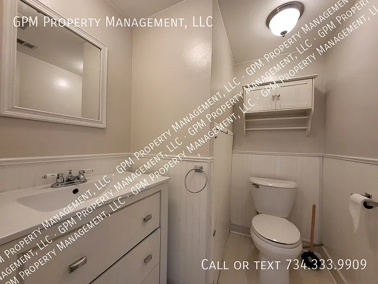 20027 Village Green Ct — Photo 8