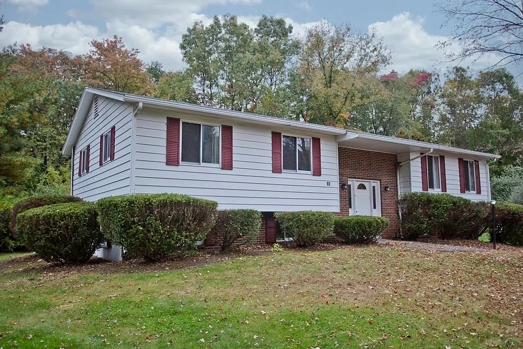 4 bed, 1934 sqft, $4,400 — Photo 1