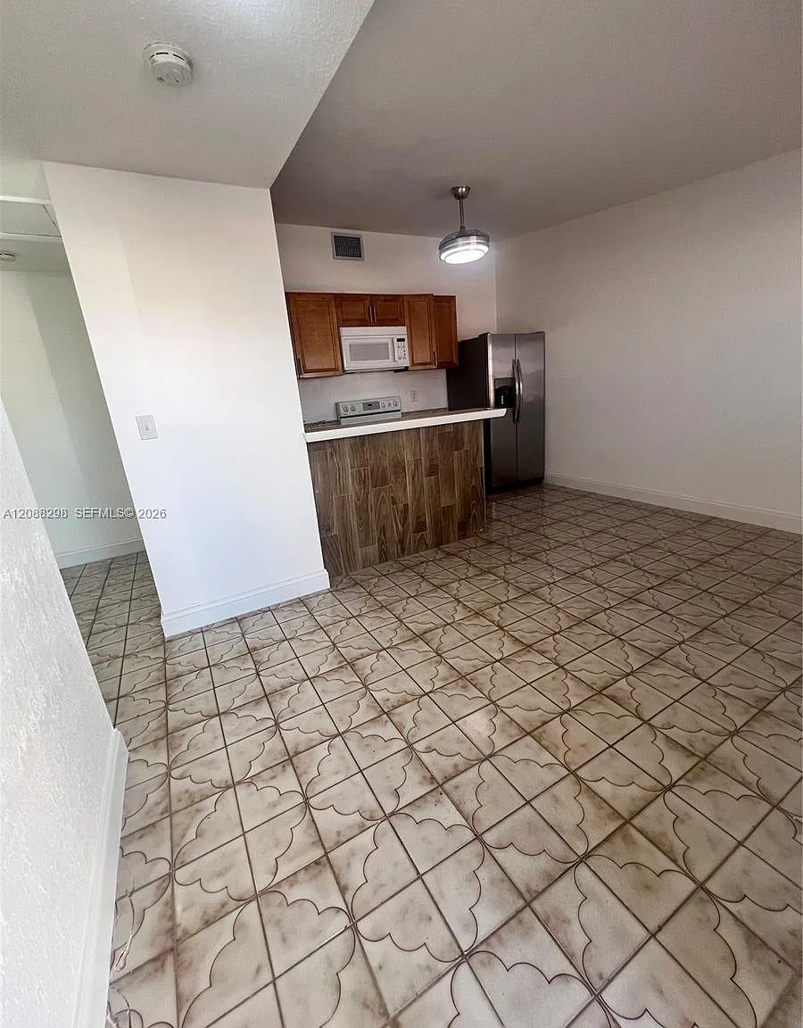 1615 SW 137th Pl — Photo 3