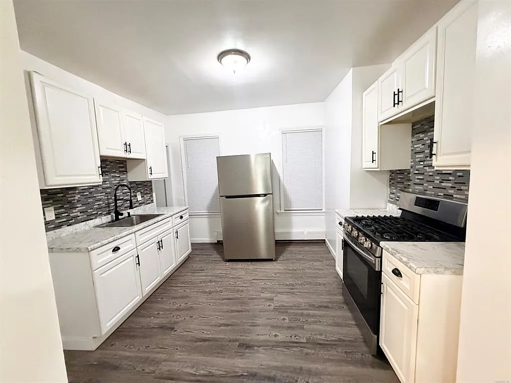 3 bed, 1000 sqft, $2,200 — Photo 4
