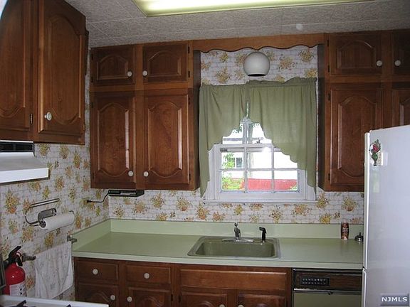5th image of 39-25 Sunderland Dr