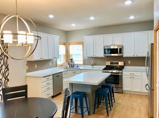 765 Oak Dr, Victoria, MN 55386