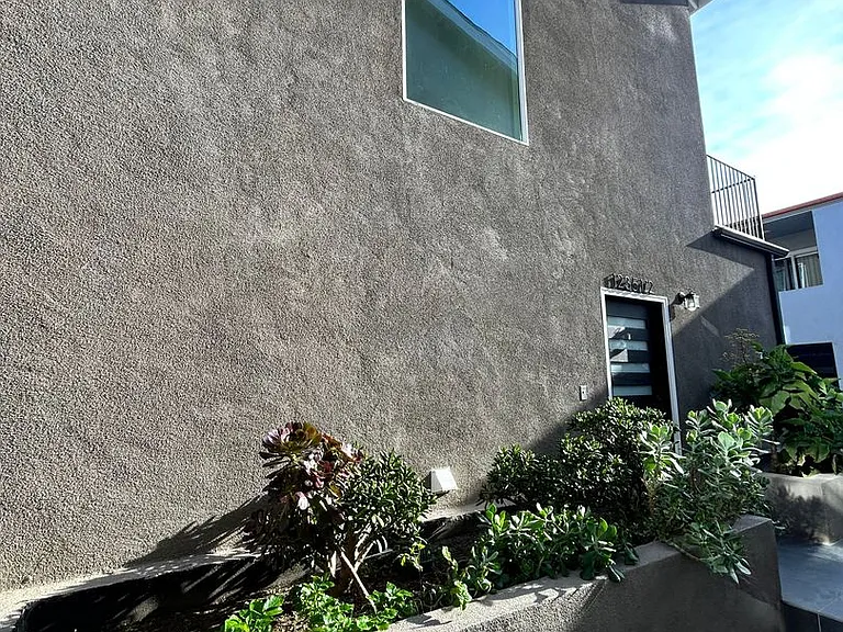 1235 W 37th Pl — Photo 23