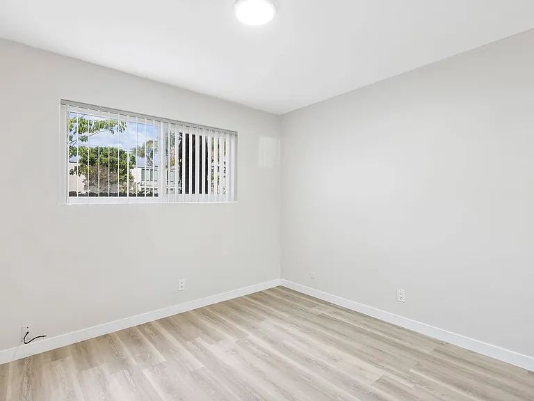Tarzana Court Apartments — Photo 20