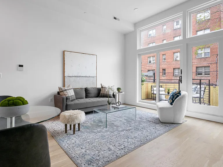 2564 University Pl NW #3 — Photo 2