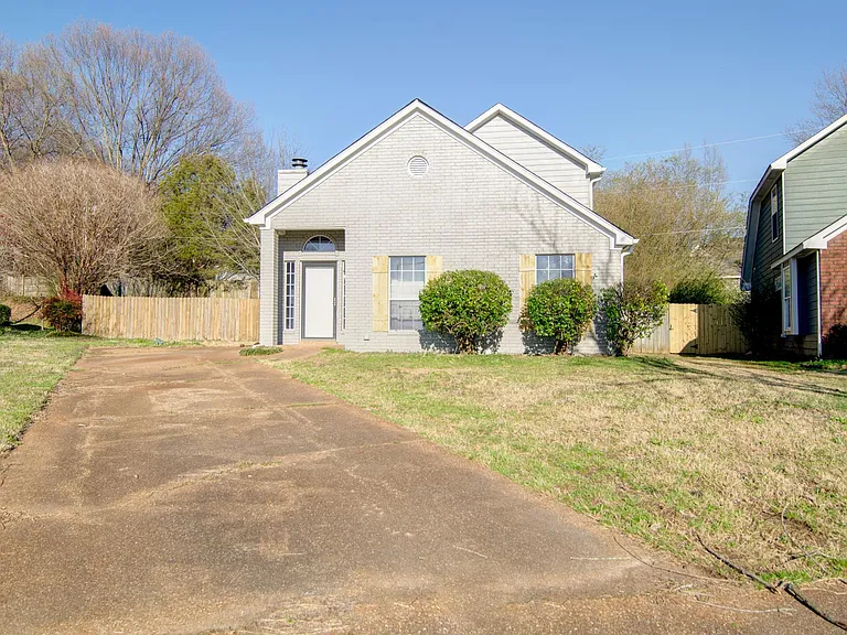 2822 Laura Cir E — Photo 1