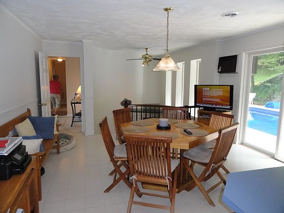 5th image of 110 Chalet Dr