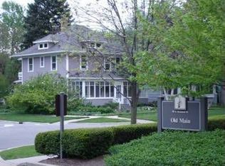 28 N Loomis St, Naperville, IL 60540