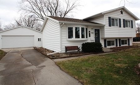 2nd image of 1920 Carriage Hill Dr