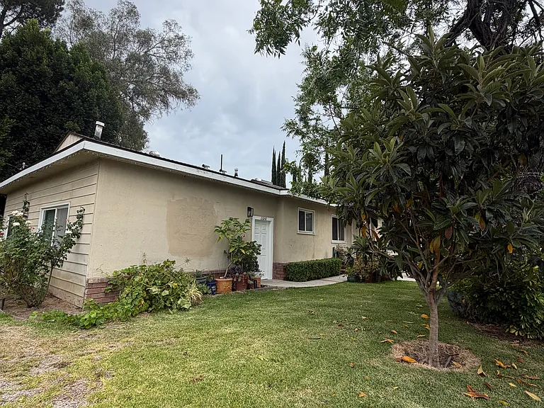 23242 Victory Blvd — Photo 2