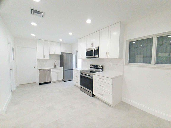 3rd image of 19 SE 12th Ave #1