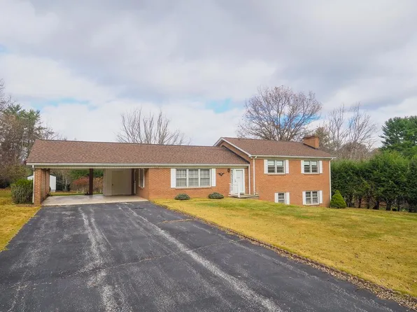 230 Edgewood Dr, Hillsville, VA 24343