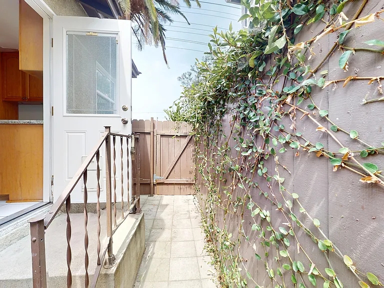1502 N Hollywood Way #A — Photo 19