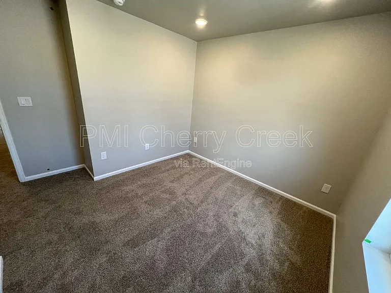 741 N Tempe St — Photo 32