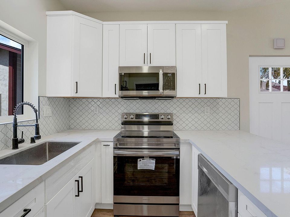 Never been used brand new kitchen.