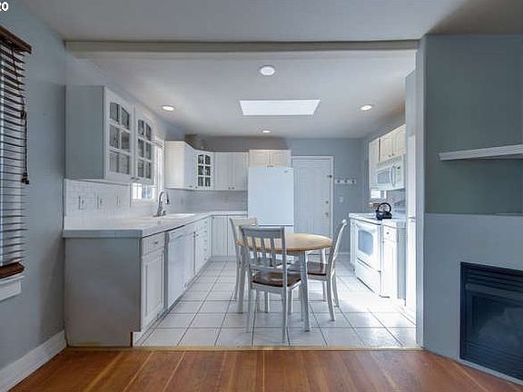 5th image of 327 N 1st Ave