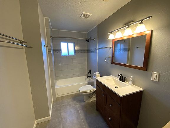 5th image of 2410 N Prairie Ave