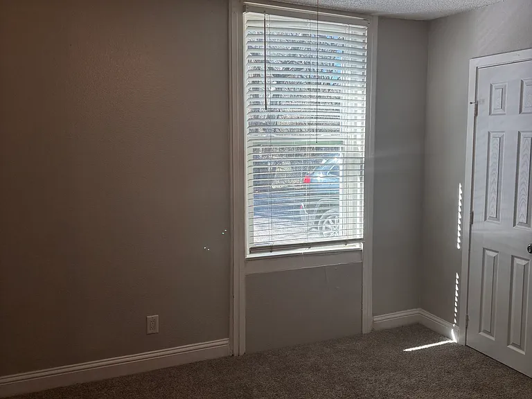 826 S Travis St #G — Photo 3