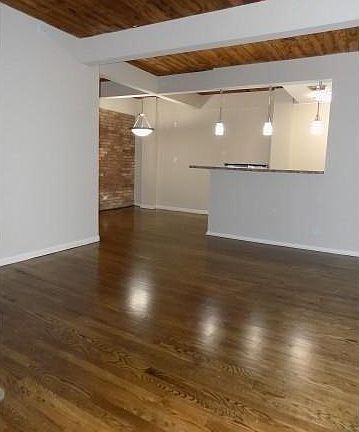4th image of 1927 W Fullerton Ave