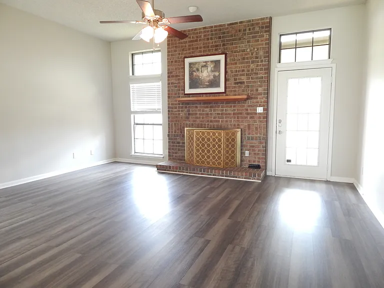 424 Adelaide Dr — Photo 4