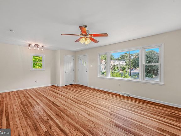 5th image of 709 Berry St