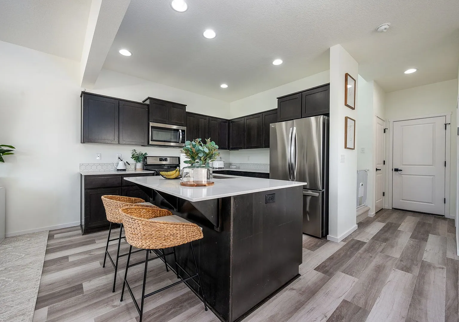Freshly Updated 3Bed Home: Community Pool & Fenced Backyard! — Photo 2