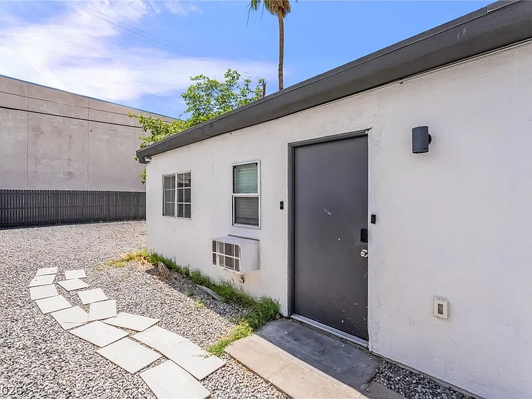 1610 E Ogden Ave — Photo 34