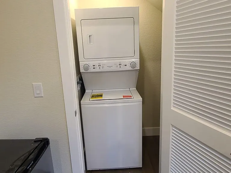 2079 1/2 Brahms Ct — Photo 4
