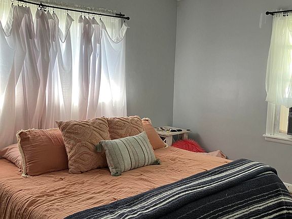 5th image of 406 Willow Dr