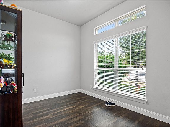 4th image of 1602 Cypress Garden Ln