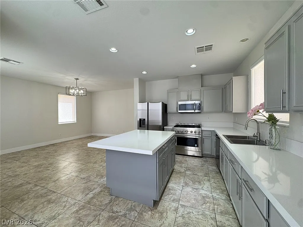 4 bed, 3.0 bath, 2296 sqft, $2,400 — Photo 3