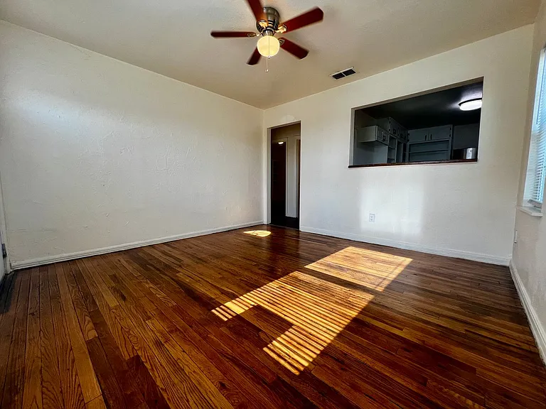 304 Avenue R — Photo 4