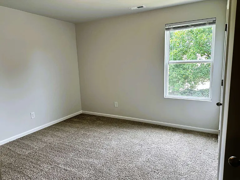 240 Melbourne Dr — Photo 15