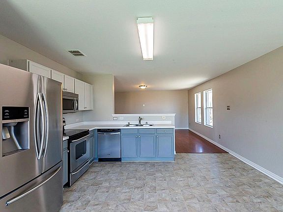 3rd image of 1425 Waterford Dr