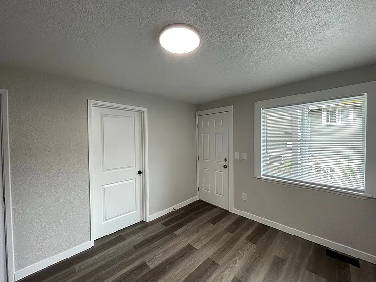 2232 Hoyt Ave- 5 Unit — Photo 3