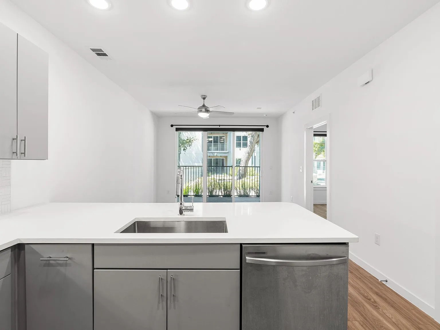 1 bed, 1.0 bath, 701 sqft, $1,750 — Photo 2