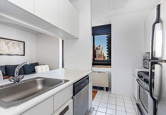 4th image of 250 E 40th St APT 20E