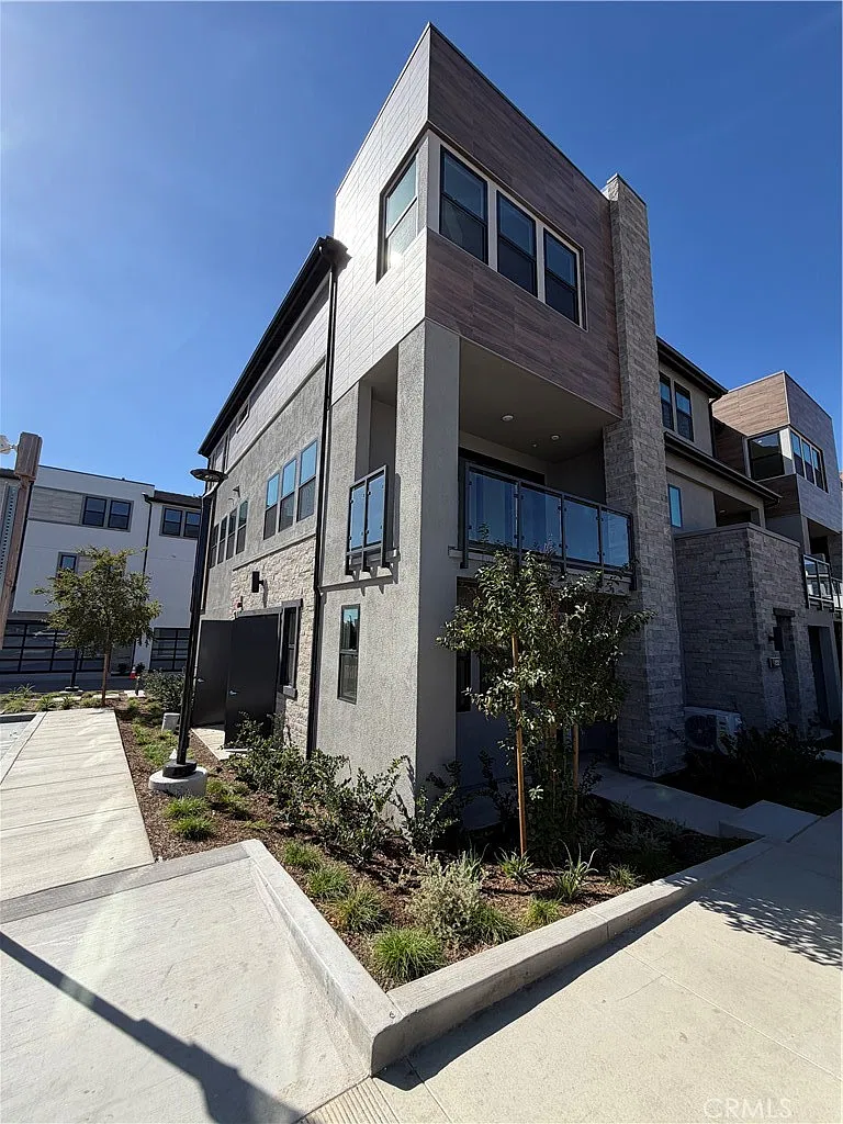 4 bed, 3.5 bath, 2137 sqft, $6,000 — Photo 1