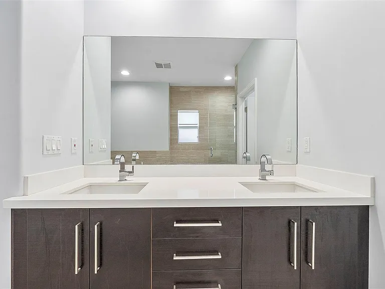 825 NE 17th Way — Photo 12