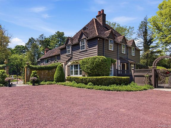 3rd image of 285 Piping Rock Road